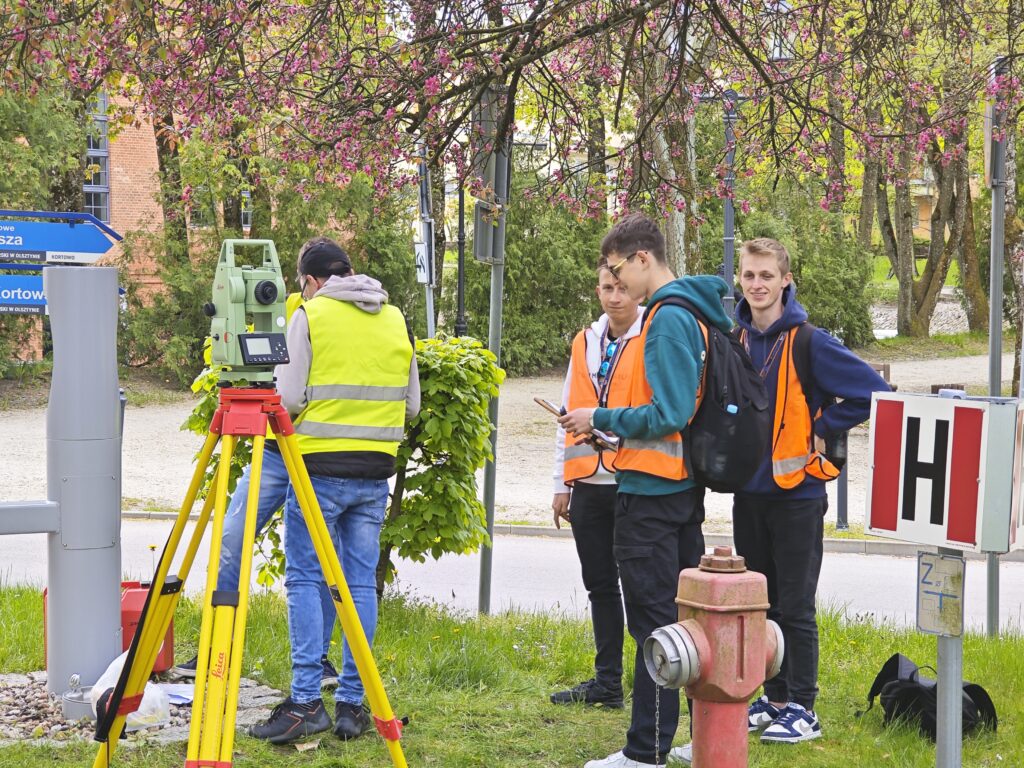 geodeci w trakcie pomiarów