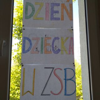 plakat na oknie dzień dziecka w zsb