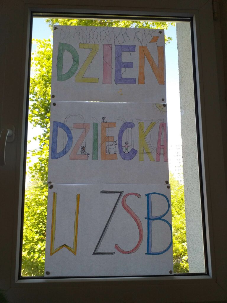 plakat na oknie dzień dziecka w zsb