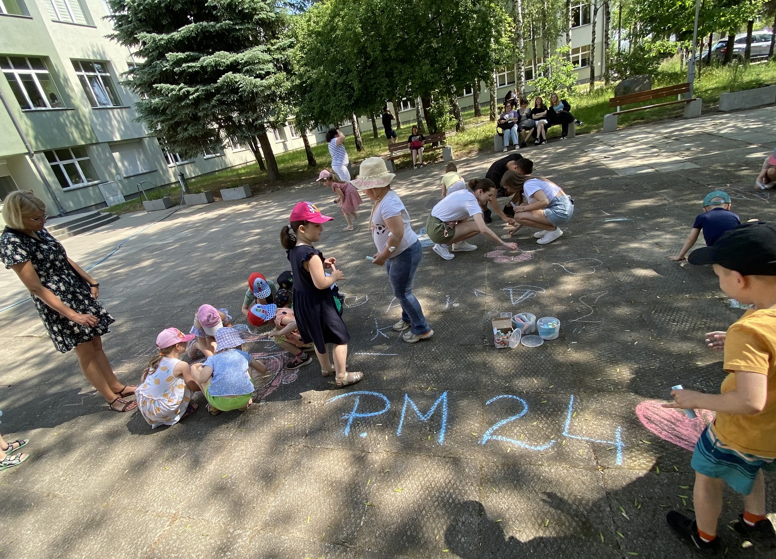 przedszkolaki i malowanie po chodniku