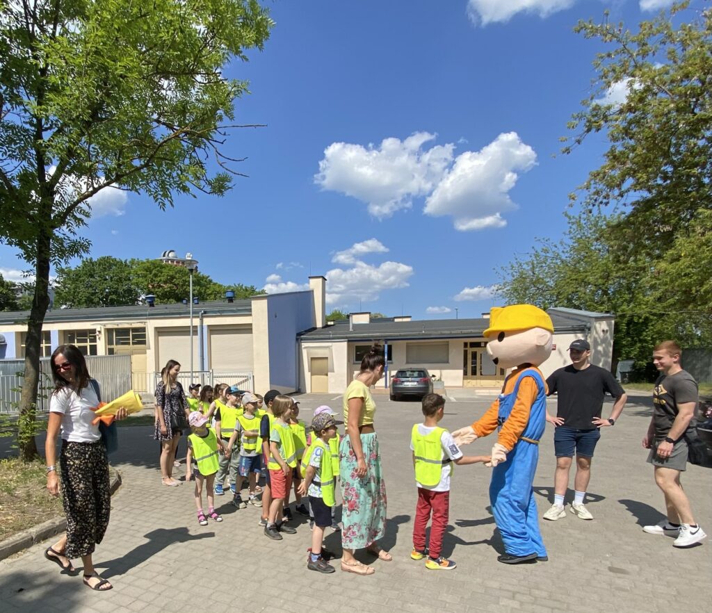 zetesbuś i przedszkolaki - zabawa na placu