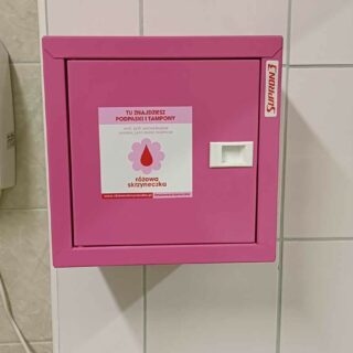 Dzięki zaangażowaniu społeczności bursy od 1 grudnia w każdej z łazienek na bloku żeńskim zamontowane zostały różowe skrzynki