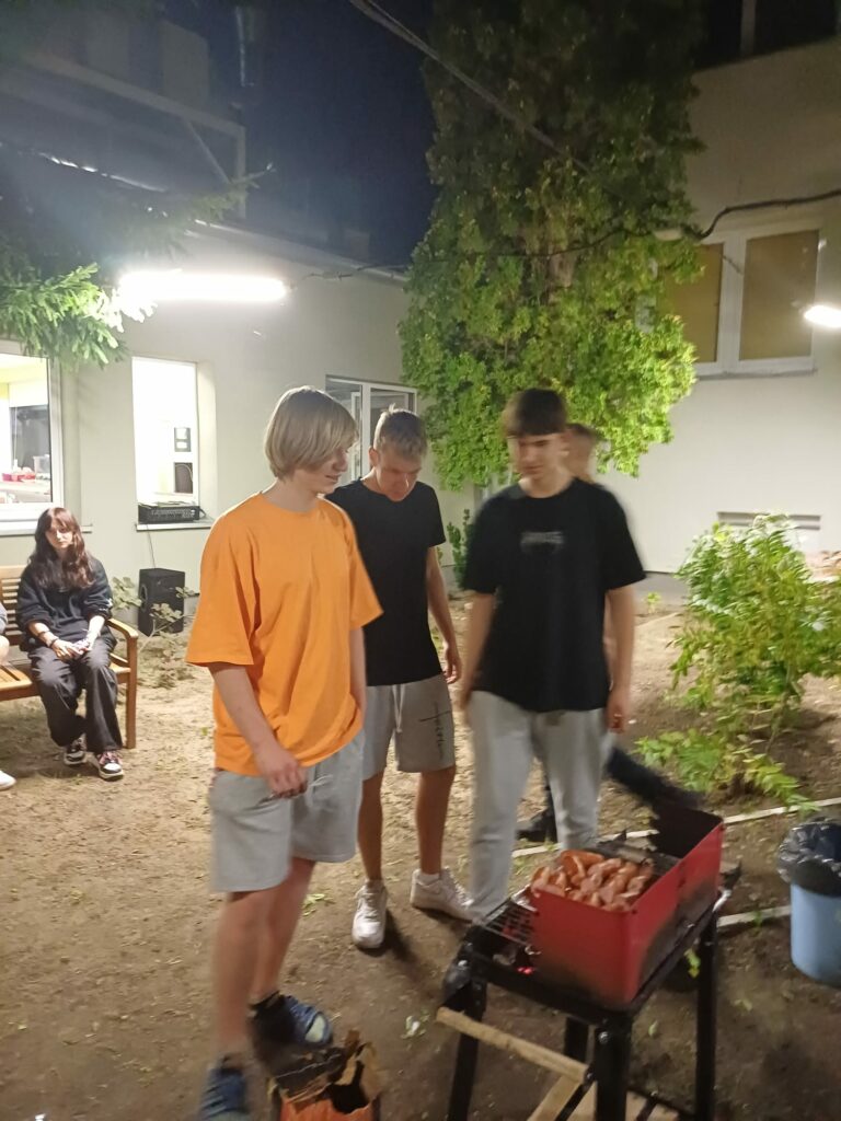 zabawa  przy grilu