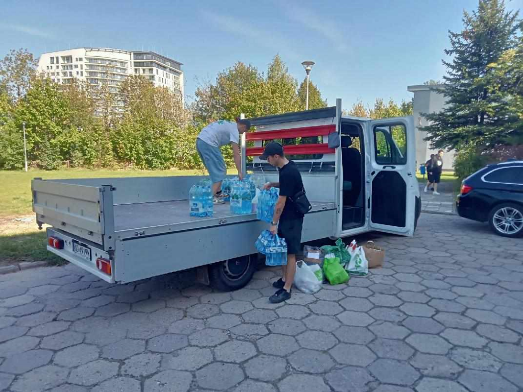 uczniowie z klasy 3ms pakują dary do samochodu.