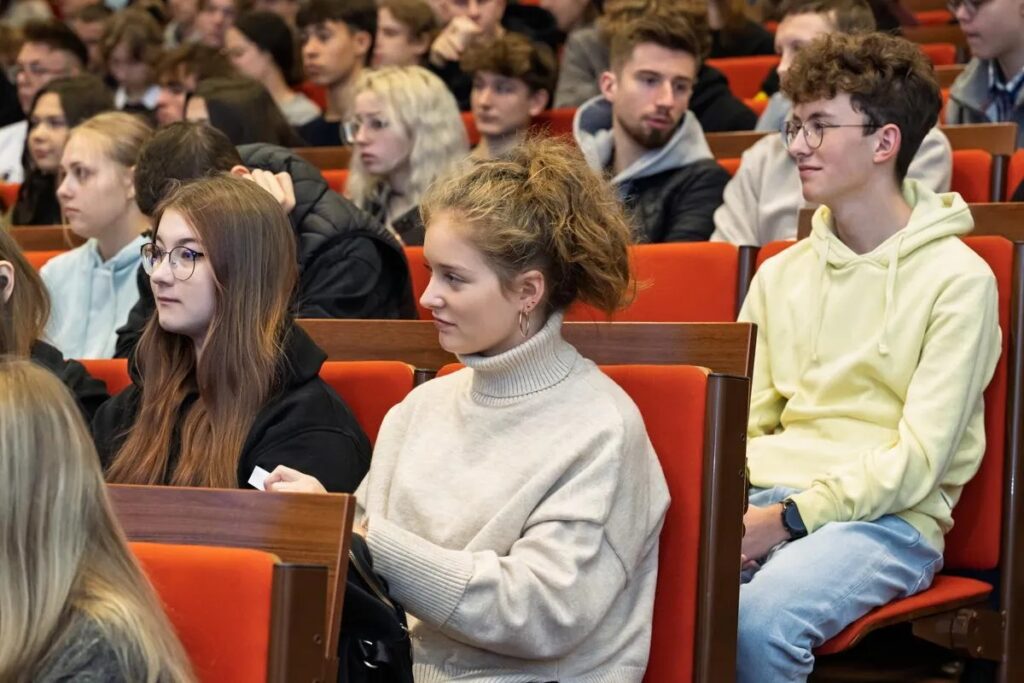 uczniowie na auli podczas konferencji GISDAY