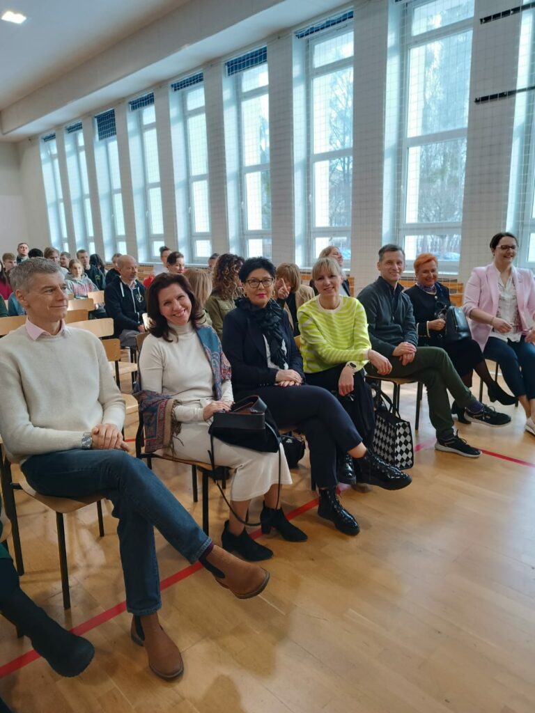 konferencja 2 zdjęcie w auli - zdjęcie grupowe - p. dyr. ZSB