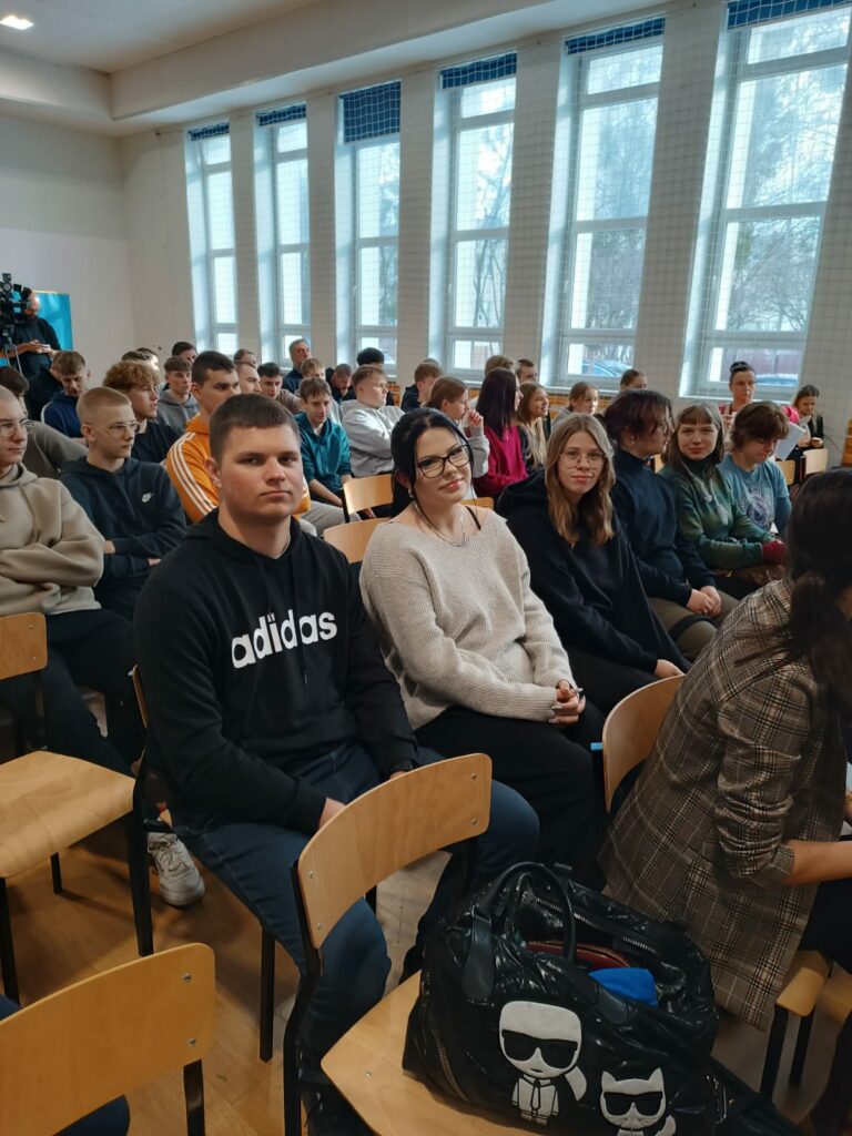 konferencja 2 zdjęcie w auli - zdjęcie grupowe