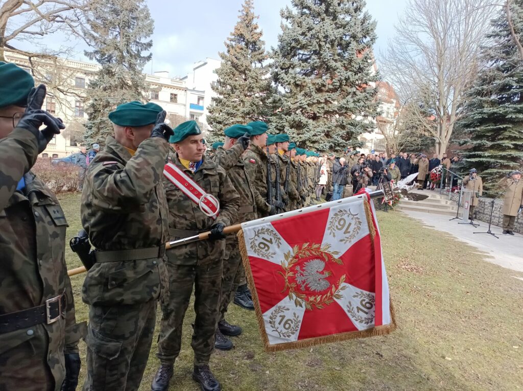 warta honorowa pod pomnikiem AK