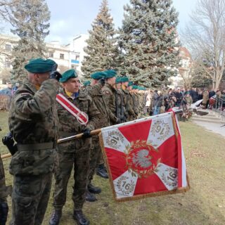 warta honorowa pod pomnikiem AK