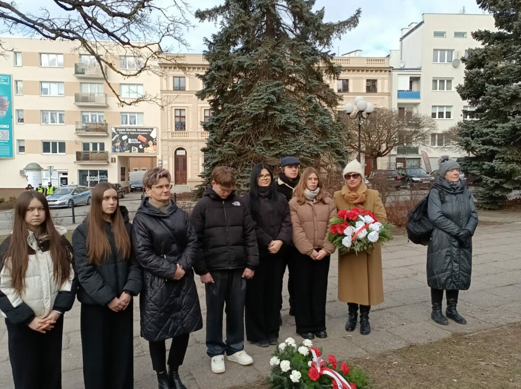 Zaproszone delegacje pod pomnikiem AK