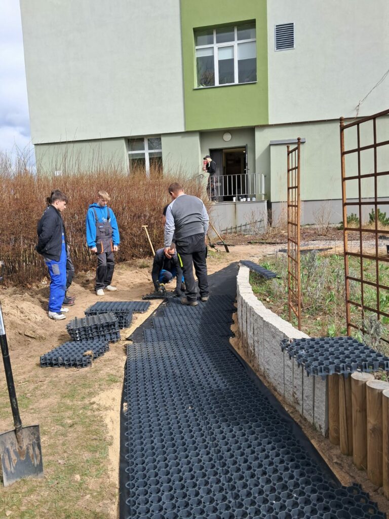 Garden Service Wykonanie ścieżki w ZSB