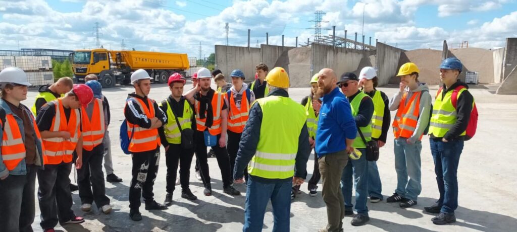 na-placu-kruszywa-do-wytwarzania-mieszanek-betonowych
