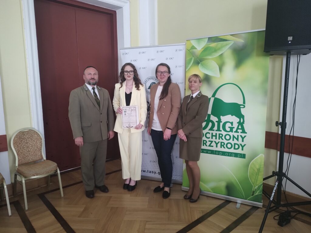 Marysia Kostrubska odbiera wyróżnienie w od przedstawicieli SITLiD oraz ZG LOP w Warszawie, które otrzymała w XXXVIII ogólnopolskim konkursie dla młodzieży szkolnej pod hasłem MÓJ LAS