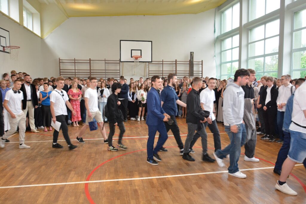 zakończenie roku sala gimnastyczna klasy 3 szkoły branżowej
