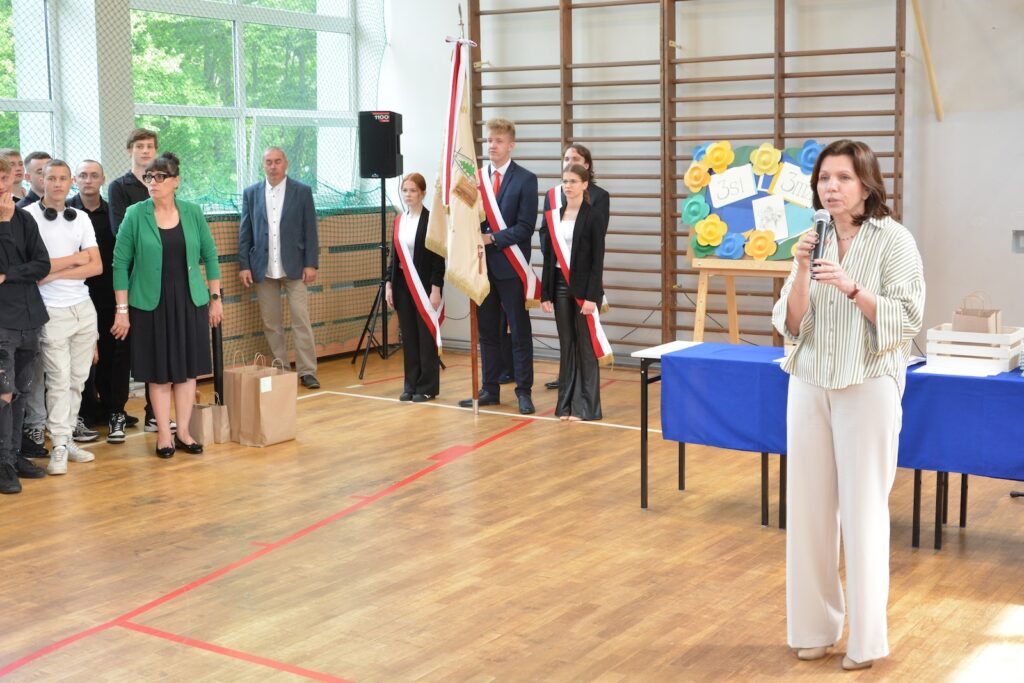 zakończenie roku sala gimnastyczna pani dyrektor