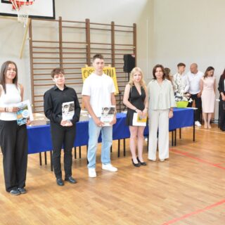 pani dyrektor i wyróżnieni uczniowie