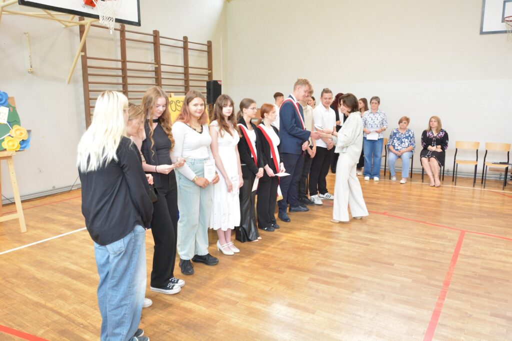 zakończenie roku sala gimnastyczna nagrodzeni uczniowe cz 3