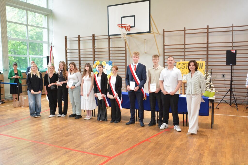 zakończenie roku sala gimnastyczna nagrodzeni uczniowe 
