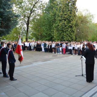 uroczyste rozpoczecieroku szkolnego zdjęcie grupowe na placu przed szkola