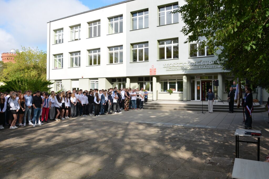 uroczyste rozpoczecieroku szkolnego zdjęcie grupowe na placu przed szkola