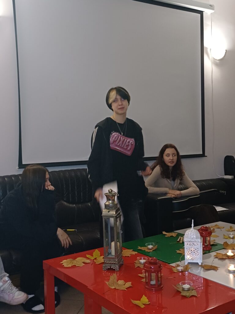 1 Zaduszki poetyckie to nastrojowe spotkanie, podczas którego wychowankowie wspominają zmarłych poetów i artystów, recytując ich wiersze i utwory o przemijaniu , pamięci i życiu. W sali panuje spokojna, refleksyjna atmosfera – zapalone są świece i lampiony, a stoły ozdobione są jesiennymi liśćmi.