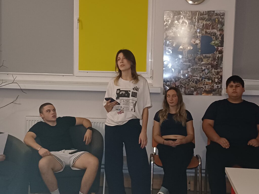 3 – Zaduszki poetyckie w bursie miały wyjątkowy, refleksyjny charakter. Wychowankowie spotkali się w nastrojowo udekorowanej sali, w której panowała ciepła atmosfera- stoły ozdobiona jesiennymi liśćmi i lampionami, a w tle płonęły świece. Całość upłynęła w spokojnej, zadumanej aurze, sprzyjającej refleksji nad życiem, przemijaniem, pamięcią o tych, którzy odeszli.