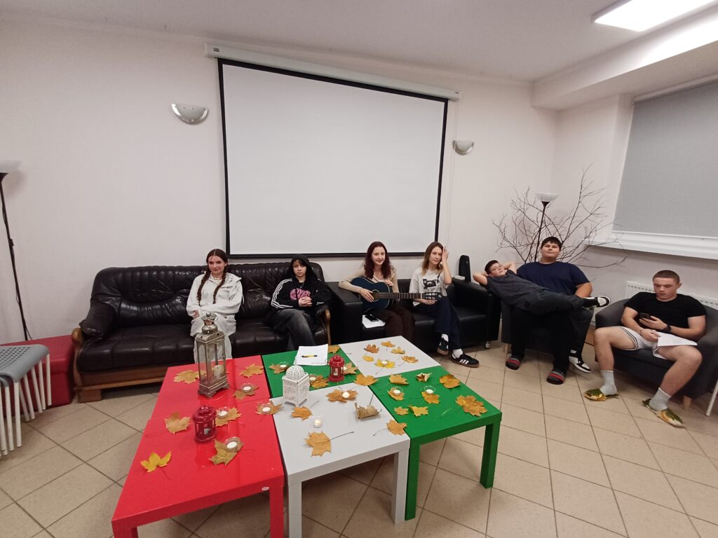 2 Podczas zaduszek poetyckich w bursie nie zabrakło także muzuki – wychowankowie zaprezentowali nastrojowe piosenki o przemijaniu, pamięci i milości. Wspólne spotkanie przebiegało w refleksyjnej, ciepłej, pełnej zadumy atmosferze.