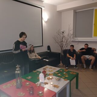 4- Na zdjęciu widać grupę młodych osób spędzających wspólnie wieczór w bursie – zaduszki poetyckie. Pomieszczenie zostało nastrojowo udekorowane, co wprowadziło ciepły, melancholijny klimat. Uczestnicy usiedli na kanapach i krzesłach, tworząc kameralną atmosferę sprzyjającą refleksji. Wychowankowie przygotowali recytacje wierszy i piosenki.