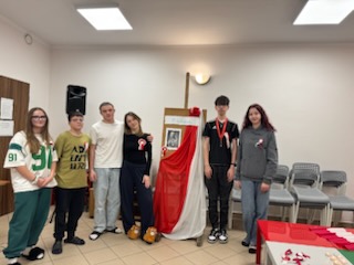 4 – Wieczór patriotyczny był okazja do przeżywania ważnych chwil związanych z historią i tradycją naszego kraju. W wydarzeniu wzięła grupa wychowanków, którzy przygotowali krótki program artystyczny. w sali udekorowanej biało – czerwonymi barwami, panowała podniosłai ciepła atmosfera.