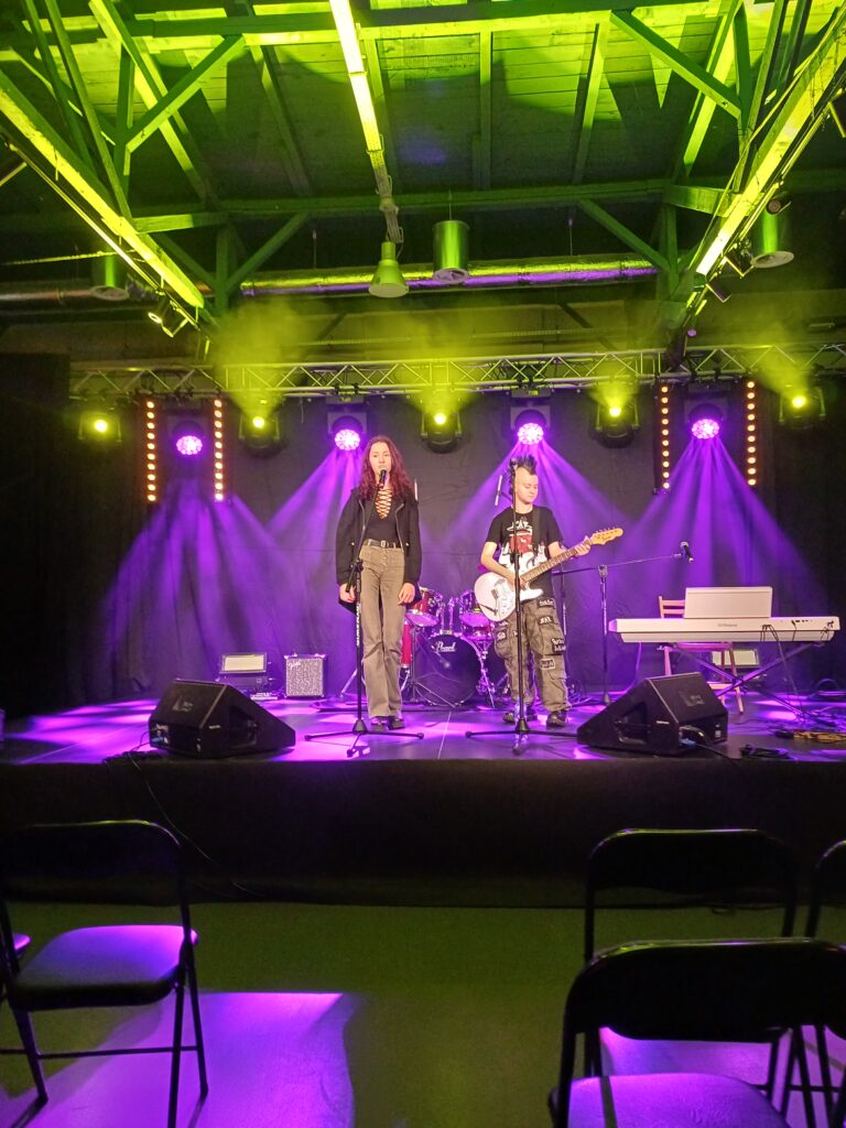 3 – Zespół reprezentujący bursę podczas festiwalu piosenki zaprezentował energetyczny i pełen zaangażowania występ. Wokal i gitara świetnie się uzupełniały , tworząc spójną, wyrazistą całość. młodzi artyści z dużą pewnością stanęli na scenie, pokazując talent oraz muzyczną, rockową wrażliwość.