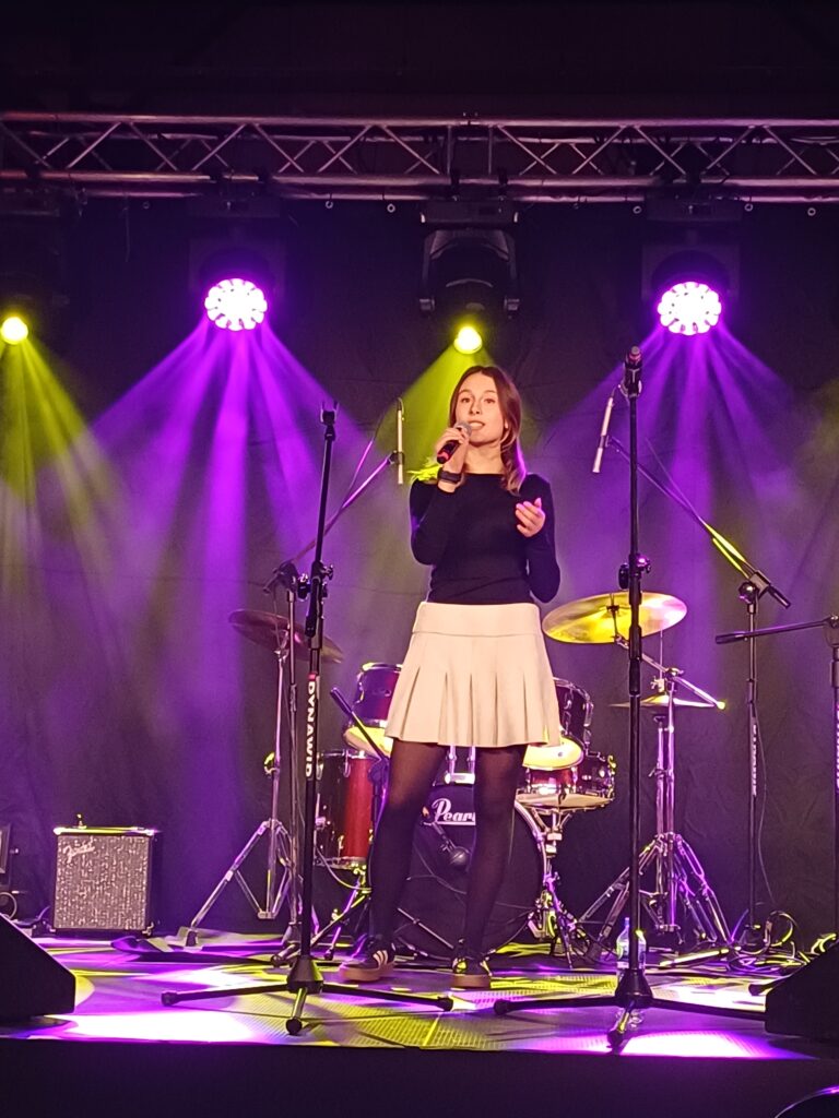 4 – Utalentowana wychowanka bursy wystąpiła na festiwalu piosenki, zdobywając sympatię publiczności i pokazując swoje niezwykłe umiejętności wokalne.