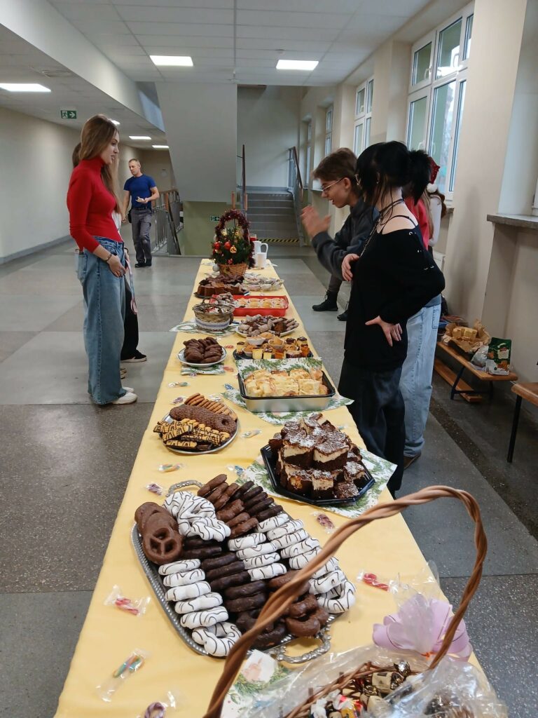uczniowie zsb przygotowują kawiarenkę