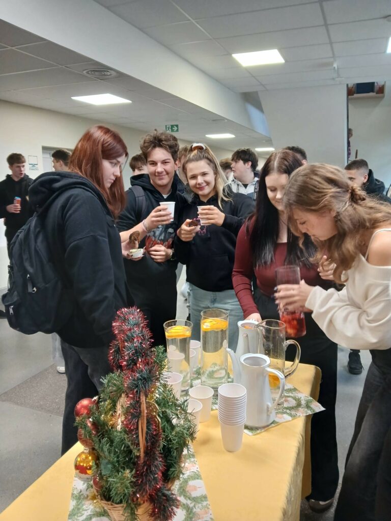 uczniowie zsb goszczą w kawiarence