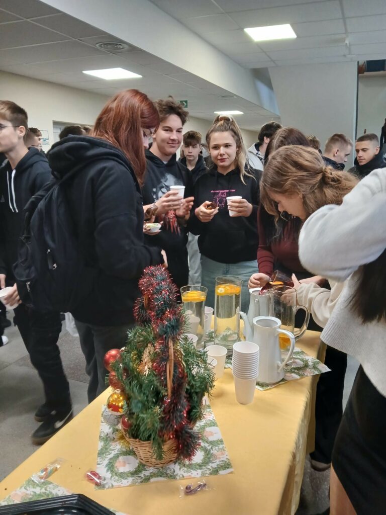 uczniowie zsb goszczą w kawiarence