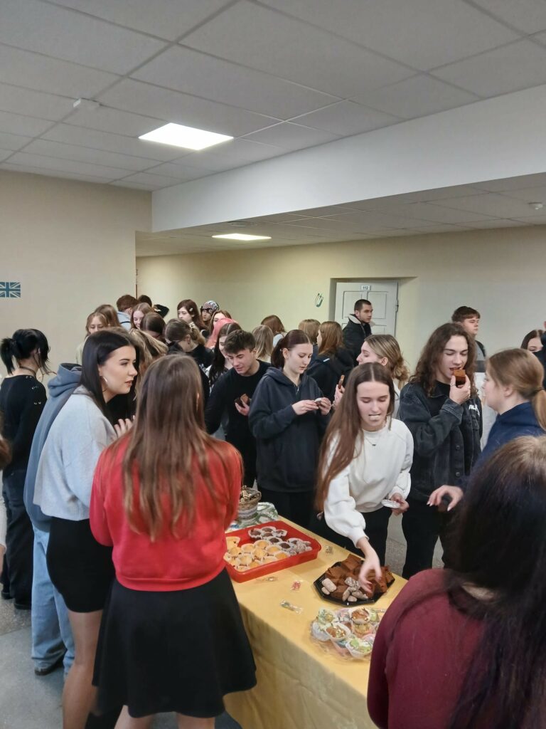 uczniowie zsb goszczą w kawiarence