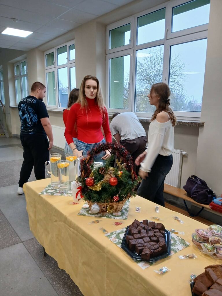 uczniowie zsb przygotowują kawiarenkę