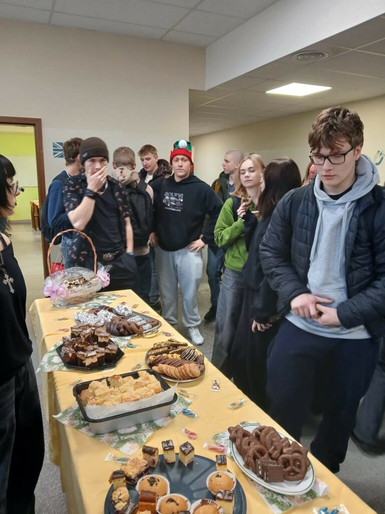 uczniowie zsb goszczą w kawiarence