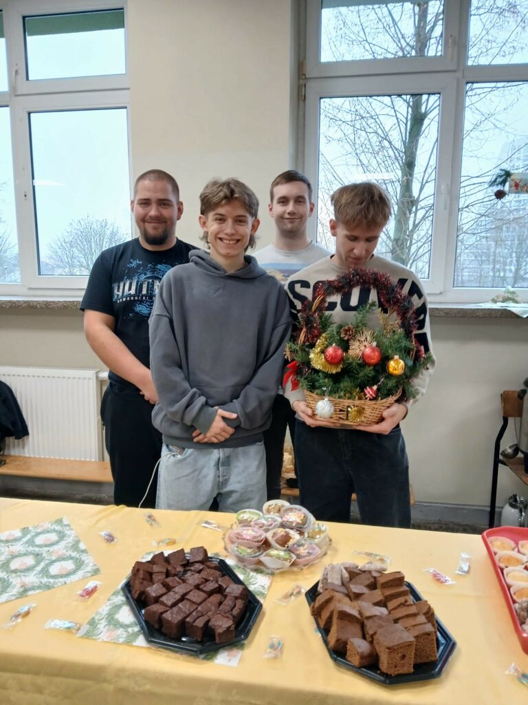 uczniowie zsb przygotowują kawiarenkę