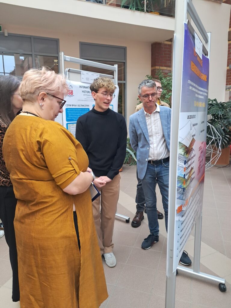 uczen prezentuje poster przed komisja konkursowa