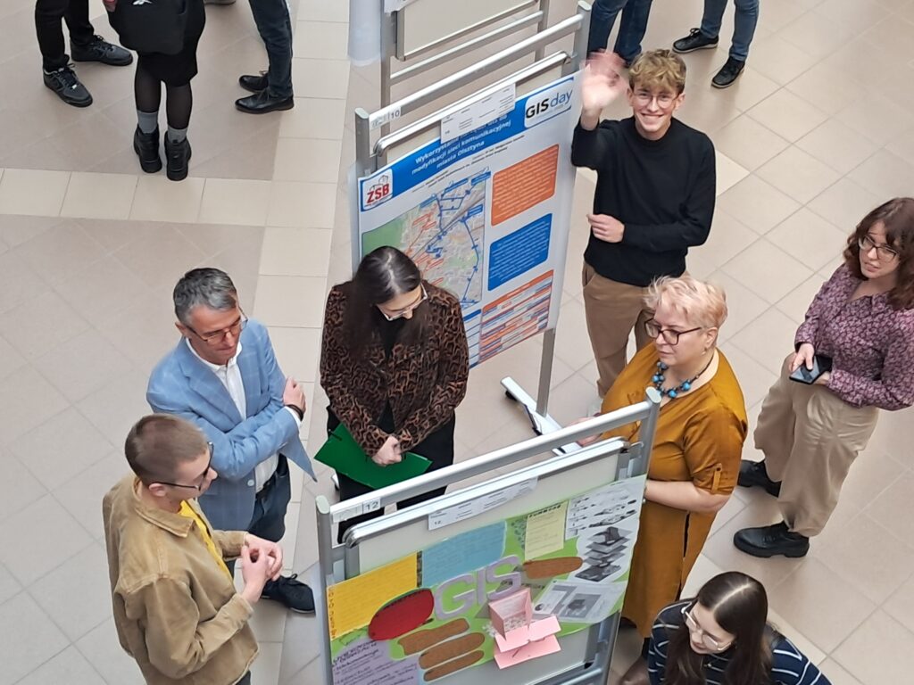 widok na hall i uczestników konferencji