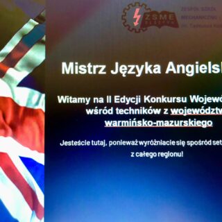 „Slajd powitalny konkursu Mistrz Języka Angielskiego, z logo szkoły w górnej części ekranu, tekstem informacyjnym na czarnym tle oraz fragmentem flagi Wielkiej Brytanii po lewej stronie.”