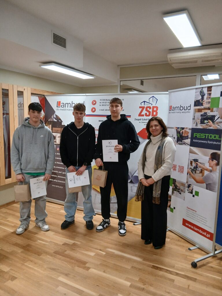 Pani dyrektor Lidia Nowacka z nagrodzonymi ucznami w kategorii chłopców.