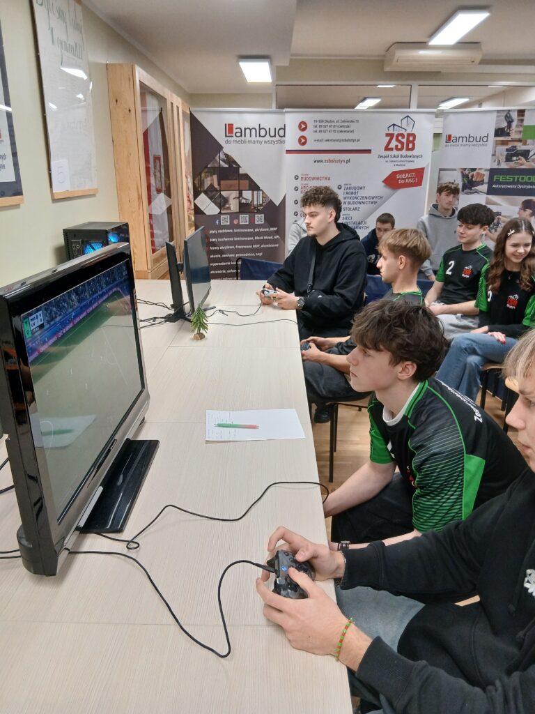 Uczniowie ZSB Olsztyn podczas gry turniejowej