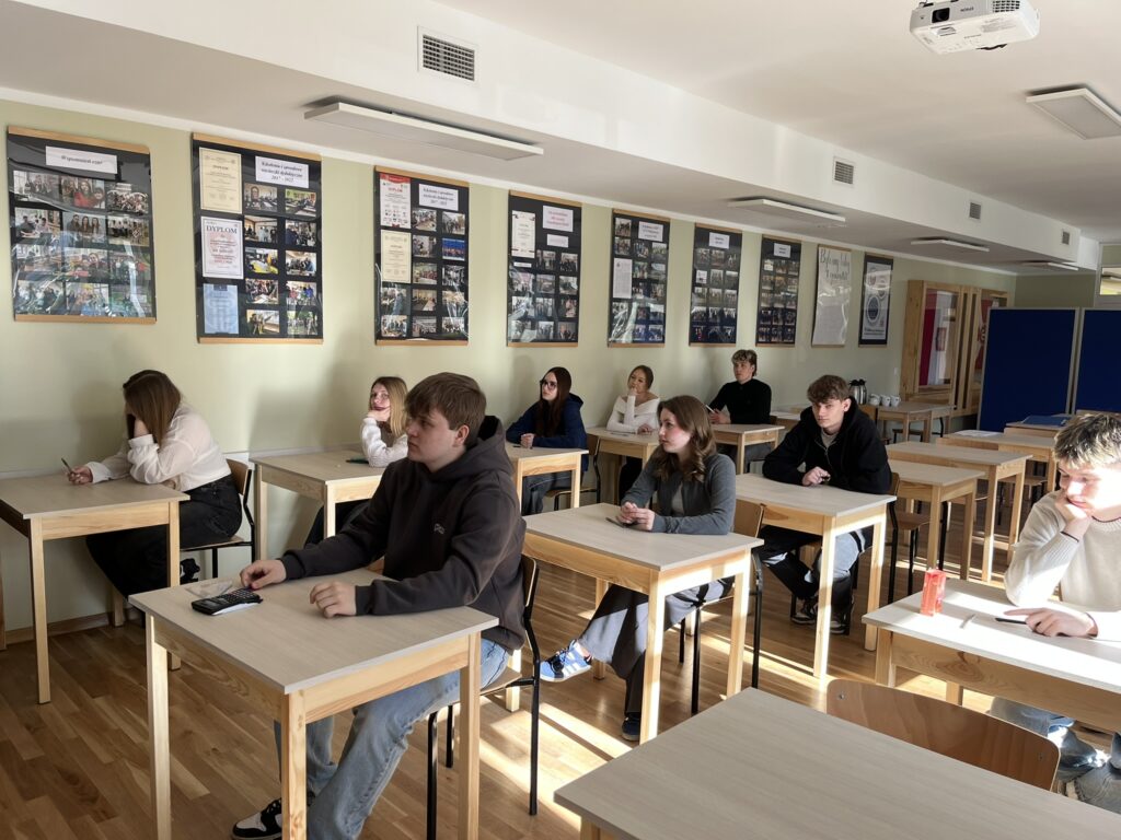 Uczniowie czekają na rozpoczęcie olimpiady