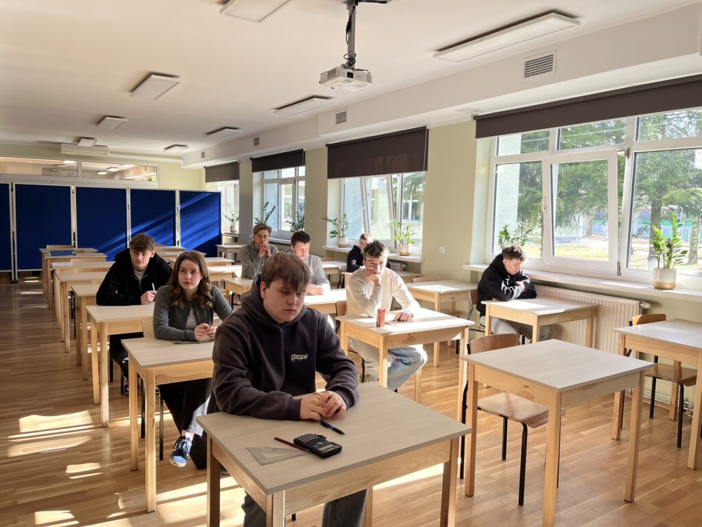 Uczniowie czekają na rozpoczęcie olipiady 2