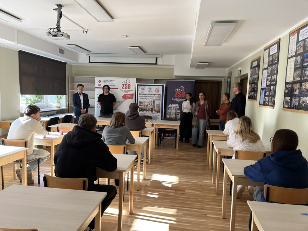 Uroczyste rozpoczęcie Olipiady o Procesie Inwestycyjnym przez Panią Dyrektor Zespołu Szkół Budowlanych Lidę Nowacką