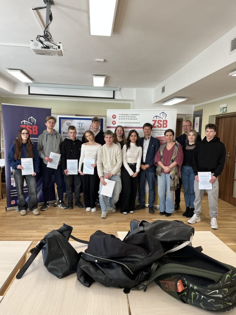 Zdjęcie uczestników wraz z dyplomami po zakończeniu etapu okręgowego olimpiady