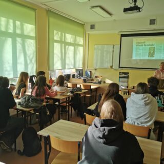 lekcja historii w sali lekcyjnej