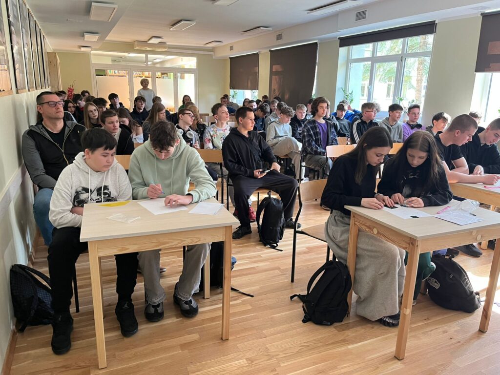 uczestnicy układają Tangramy