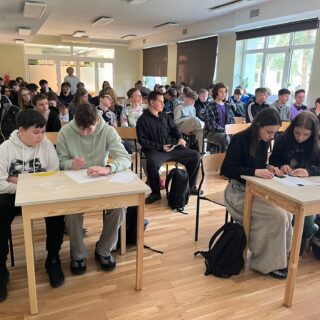 uczestnicy układają Tangramy